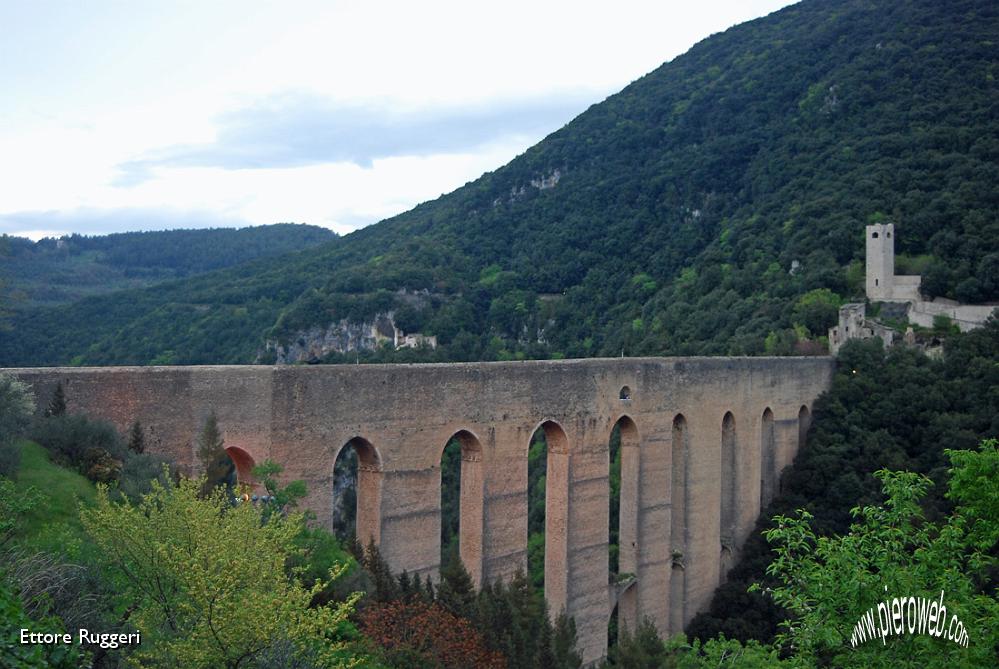 36 - ... opera costruita per portare l'acqua a Spoleto.JPG